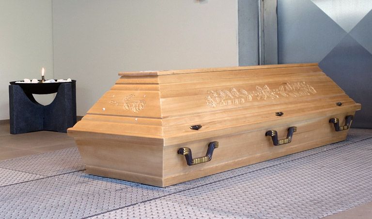 Ein Holzsarg steht in einem Krematorium 